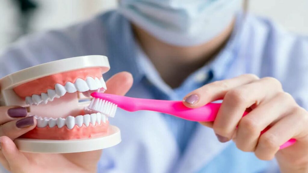 كل ما تحتاج معرفته عن أطقم الأسنان المتحركة والثابتة 9 أطقم الأسنان