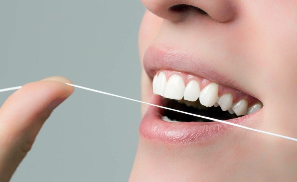 خيط الأسنان: الحل الأمثل للحفاظ على صحة أسنانك 6 خيط الأسنان